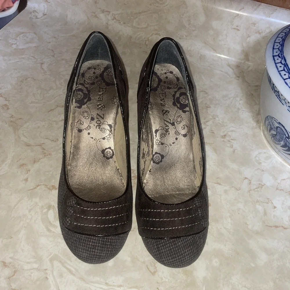 Eva & Zoe Round Toe Pumps 8‎
